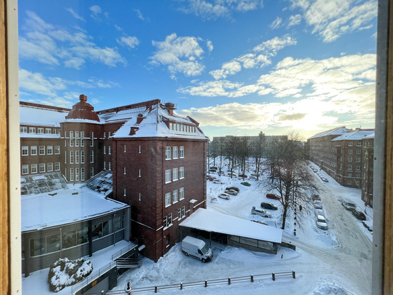 Vuokra-asunto Helsinki Etu-Töölö 3 huonetta Putkiremontoitu, erittäin tilava kolmio ylimmässä kerroksessa avarin näkymin.