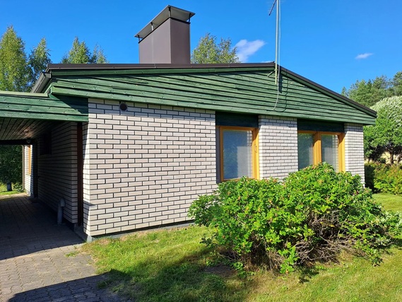 Rental Ristijärvi Ristijärvi 3 rooms Ajotien puoleinen suojaisa piha kesällä