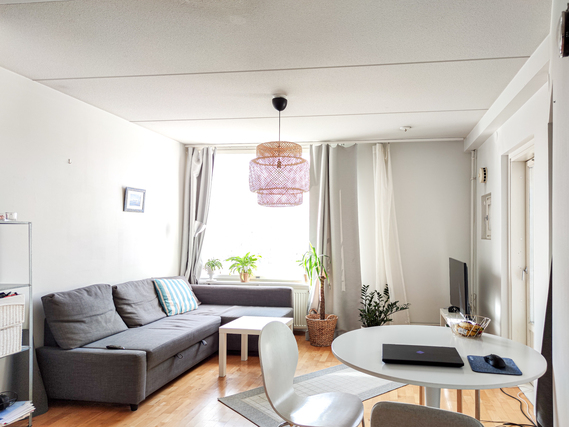 Rental Helsinki Pikku Huopalahti 2 rooms Valoisa ja kotoisa kaksio saunalla ja lasitetulla parvekkeella.