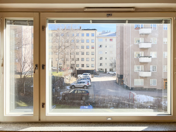 Rental Helsinki Munkkiniemi 1 room Kodikas asunto, jossa ikkunat kahteen suuntaan.