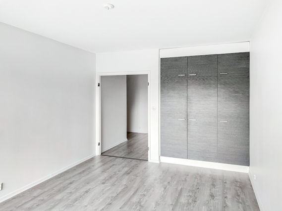Rental Helsinki Toukola 3 rooms Tilava ja valoisa toisen kerroksen läpitalonasunto, jonka lasitettu parveke avautuu etelän suuntaan.