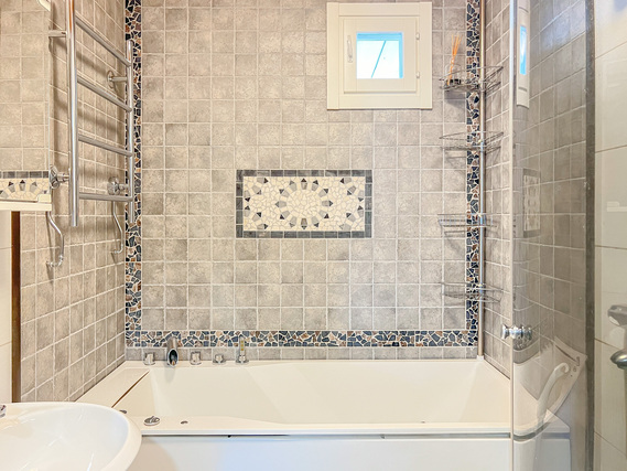 Rental Vantaa Havukoski 2 rooms Luhtitalon ylimmän kerroksen läpitalonkoti, jossa poreamme ja infrapunasauna!