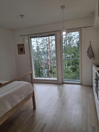 Vuokra-asunto Espoo Kauklahti Yksiö Suuret ikkunat tuovat tilaa ja metsämaisema yksityisyyttä.