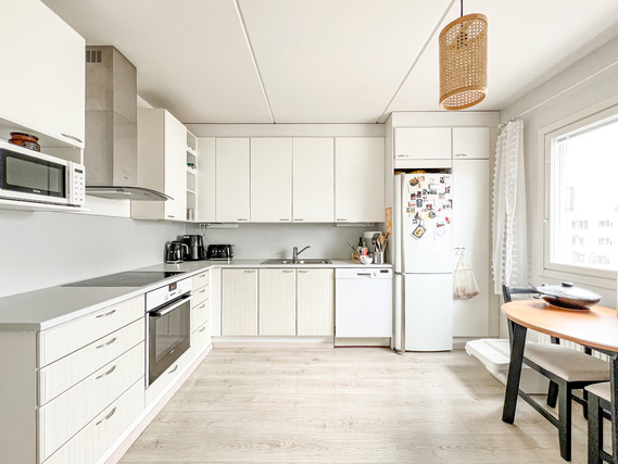 Rental Espoo Matinkylä 2 rooms Ylimmän kerroksen läpitalon koti vapailla näkymillä muutaman sadan metrin päässä Isosta Omenasta.