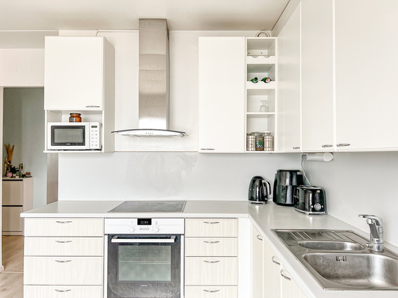 Rental Espoo Matinkylä 2 rooms Ylimmän kerroksen läpitalon koti vapailla näkymillä muutaman sadan metrin päässä Isosta Omenasta.