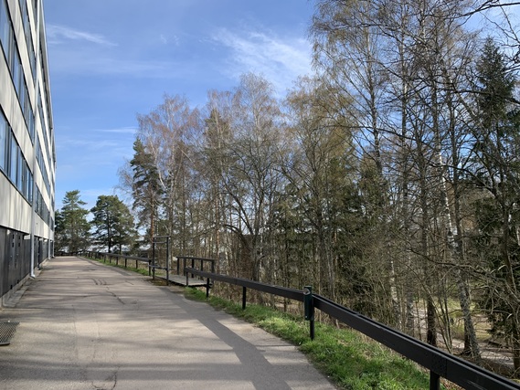 Vuokra-asunto Helsinki Kulosaari Kaksio Rakennuksen länsipuoli parvekkeineen