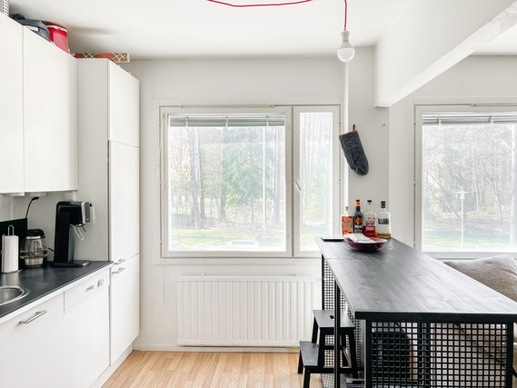 Rental Espoo Vallikallio 1 room Valoisa ja vaaleapintainen ensimmäisen kerroksen yksiö rauhallisella sisäpihanäkymällä.