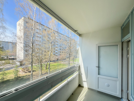 Rental Helsinki Kontula 2 rooms Tässä tilavassa ja juuri maalatussa asunnossa on mm. erillinen keittiö ja lasitettu parveke.
