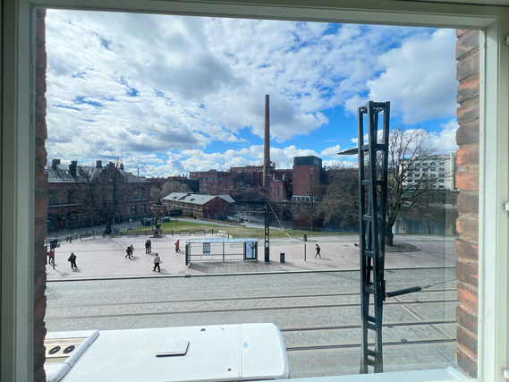 Vuokra-asunto Tampere Keskusta Kaksio Natiseva lautalattia, leveät ikkunalaudat ja kauniit pariovet - niistä on tämä citykoti tehty.