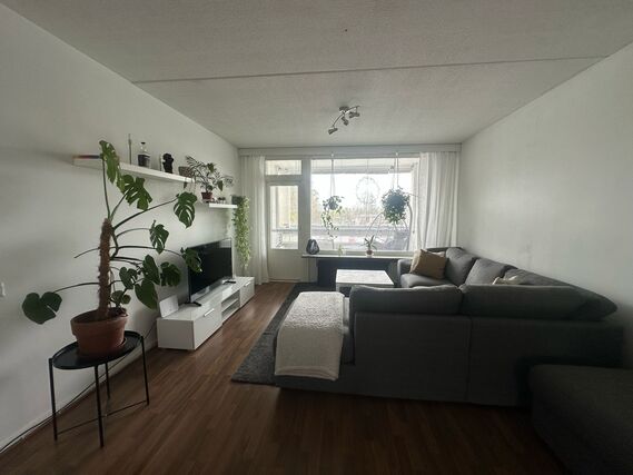 Rental Vantaa Simonkylä 2 rooms Olohuoneessa suuret ikkunat, jissa sälekaihtimet. Tästä pääsy tilavalle lasitetulle parvekkeelle, lasituksessa myös modernit, monipuolisesti säädettävät sälekaihtimet. Parvekkeelle mahtuu jopa pieni ulkosohva tai parvekepöytä ja 2-3 tuolia.