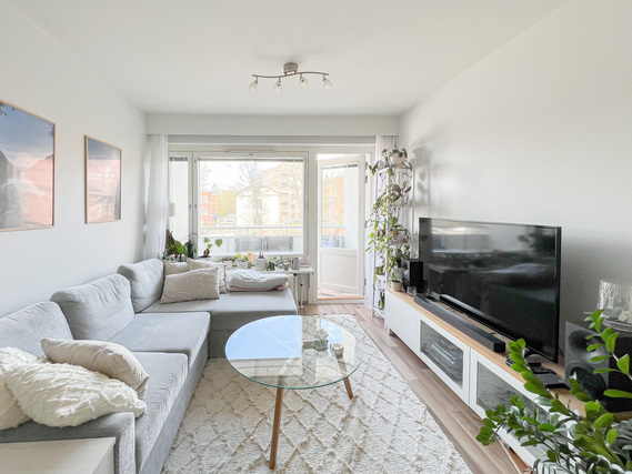 Rental Helsinki Kamppi 2 rooms Ihastuttavan avara ja valoisa läpitalon hurmaava kaksio loistosijainnilla.