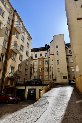 Rental Turku Keskusta 2 rooms Talo kuvattuna Aurajoen toiselta puolelta
