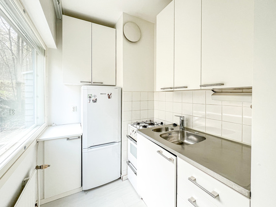 Rental Helsinki Vartiokylä 1 room Valoisa koti rauhallisella alueella! Ei maan tasolla. Taloyhtiön netti 0 ¤/kk, vesimaksu 0 ¤/kk.
