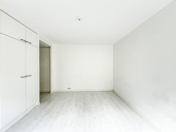 Rental Helsinki Vartiokylä 1 room Valoisa koti rauhallisella alueella! Ei maan tasolla. Taloyhtiön netti 0 ¤/kk, vesimaksu 0 ¤/kk.