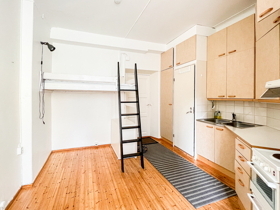 Rental Helsinki Kamppi 1 room Ensimmäisen kerroksen kaupunkikoti mahtavalla sijainnilla! Sisäpihanäkymä.