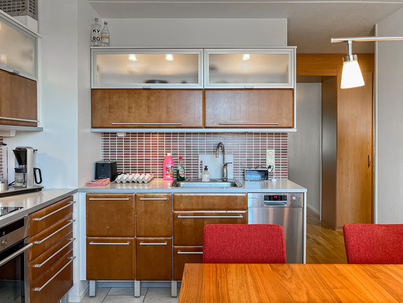 Rental Turku Länsikeskus 2 rooms Ylimmän kerroksen läpitalon koti, jossa on parveke sekä sauna. Keittiössä kätevä laattalattia.