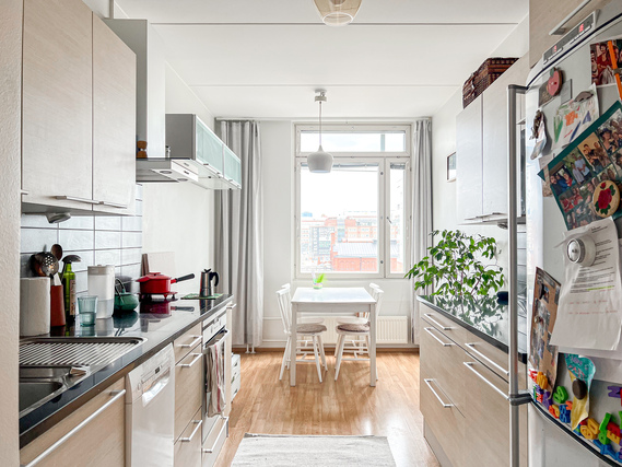 Vuokra-asunto Helsinki Alppila Kaksio Neljännen kerroksen tyylikäs läpitalonhuoneisto, erinomaisella sijainnilla.