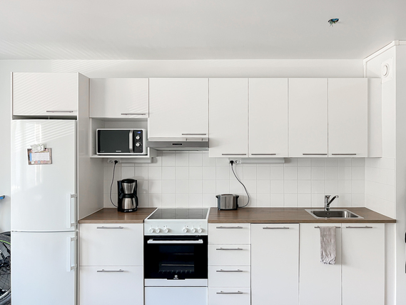Rental Vantaa Vantaanpuisto 1 room Keittiö on moderni ja varusteluun kuuluu astianpesukone.