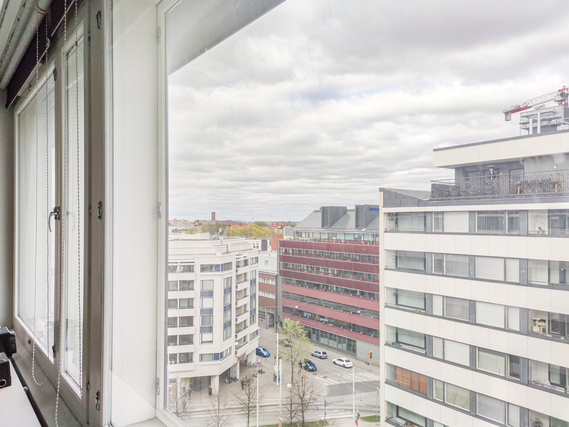 Rental Helsinki Alppiharju 1 room Yhdeksännen kerroksen asunto ihastuttavilla näkymillä kattojen ylle.