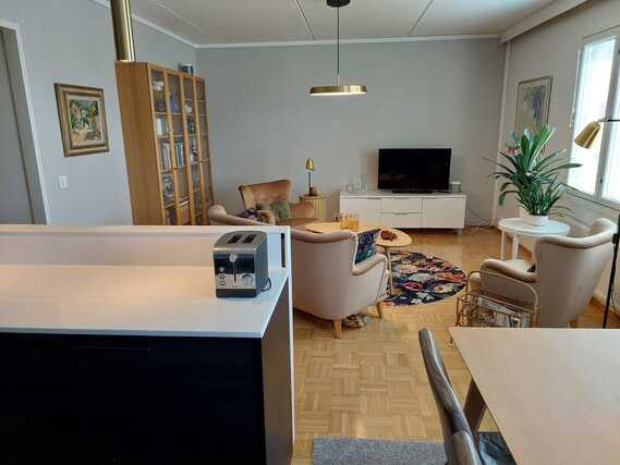 Rental Helsinki Tapulikaupunki 3 rooms Olohuone on valoisa ja helposti muunneltavissa erilaisiin tarpeisiin.