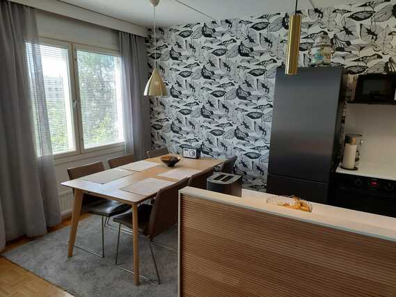 Vuokra-asunto Helsinki Tapulikaupunki 3 huonetta Ruokailutila on osa keittiö-olohuonetta ja sieltä on näkymät piha-alueelle.