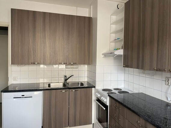 Rental Jyväskylä Kortepohja 3 rooms Keittiöön mahtuu hyvin ruokapöytä. Astianpesukone löytyy.