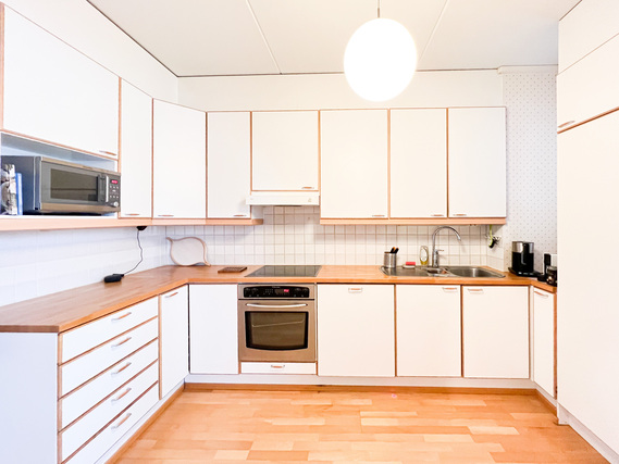 Rental Helsinki Pitäjänmäki 3 rooms Ihastuttava ja tilava huoneisto rauhallisella alueella. Mahdollisuus vuokrata autopaikka 25¤/kk.