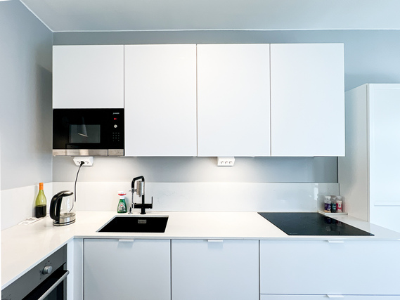 Rental Espoo Matinkylä 2 rooms Ihastuttavan valoisa koti parhaalla paikalla. Modernissa keittiössä on integroidut kodinkoneet.