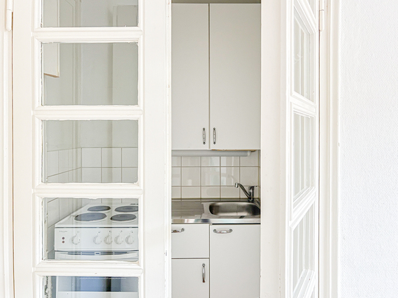 Rental Helsinki Taka-Töölö 1 room Kodikas ja valoisa koti rauhallisen taloyhtiön ensimmäisessä kerroksessa, sisäpihanäkymin.