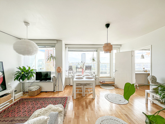 Rental Helsinki Vuosaari 4 rooms Kahdeksannen kerroksen koti, missä erikoisuutena valtava parveke, mistä aukeaa upeat maisemat!