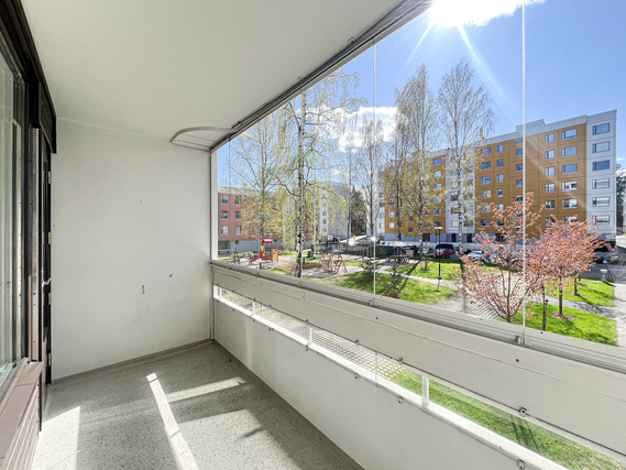 Vuokra-asunto Helsinki Haaga Kaksio Kaunis läpitalon koti, jonka kruununa toimii iso lasitettu parveke!
