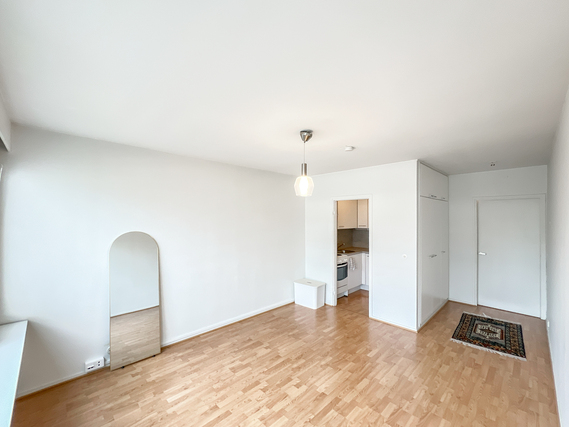 Rental Helsinki Kallio 1 room Valoisa ja siisti ylimmän kerroksen koti lähellä kattavia palveluita! Taloyhtiössä saunatilat.
