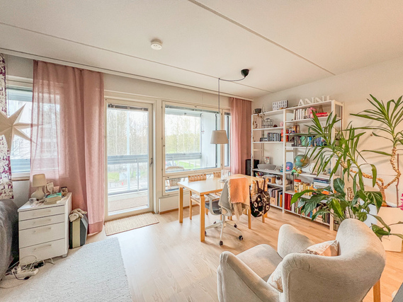 Vuokra-asunto Helsinki Oulunkylä Yksiö Tilavalla lasitetulla parvekkeella oleva 2. kerroksen koti, jossa mukavasti tilaa säilytykseen..