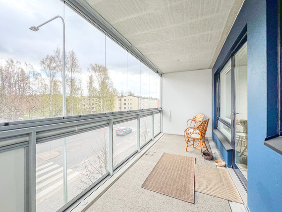 Vuokra-asunto Helsinki Oulunkylä Yksiö Tilavalla lasitetulla parvekkeella oleva 2. kerroksen koti, jossa mukavasti tilaa säilytykseen..