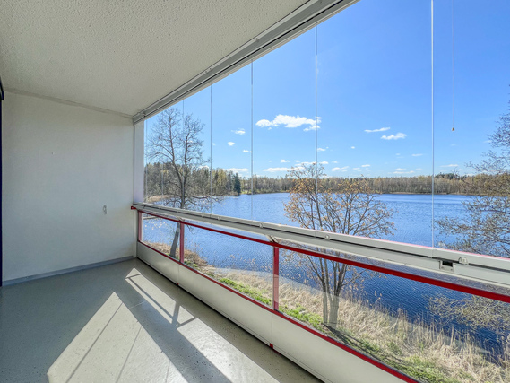 Rental Vantaa Pähkinärinne 1 room Upeilla näkymillä oleva 2. kerroksen koti, jossa on toimiva pohja ja tilava alkovi.