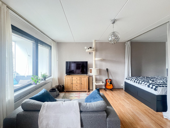 Rental Kerava Kaleva 1 room Tilava yksiö alkovilla ja lasitetulla parvekkeella.