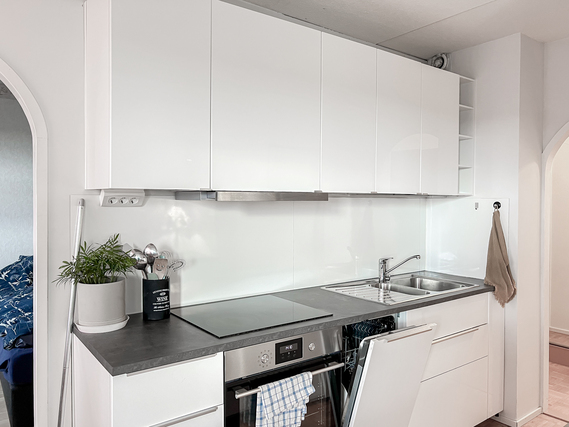 Rental Vantaa Myyrmäki 2 rooms Valoisa ja kotoisa kaksio vaatehuoneella, lasitetulla parvekkeella ja modernilla keittiöllä.