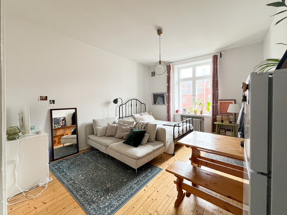 Rental Helsinki Punavuori 1 room Hissitalon kolmannen kerroksen koti upeilla ikkunanäkymillä Helsingin sydämessä.