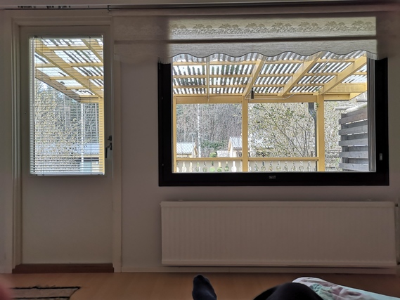 Rental Janakkala Seppälä 3 rooms Asunto on rinnetontilla. Tikkaat ovat tässä kuvassa terassin valokatteen uusimista varten.