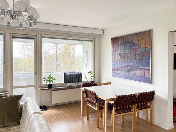 Vuokra-asunto Helsinki Maunula Kaksio Valoisa ylimmän kerroksen kulmahuoneisto, jonka kruunaa suuri lasitettu parveke!