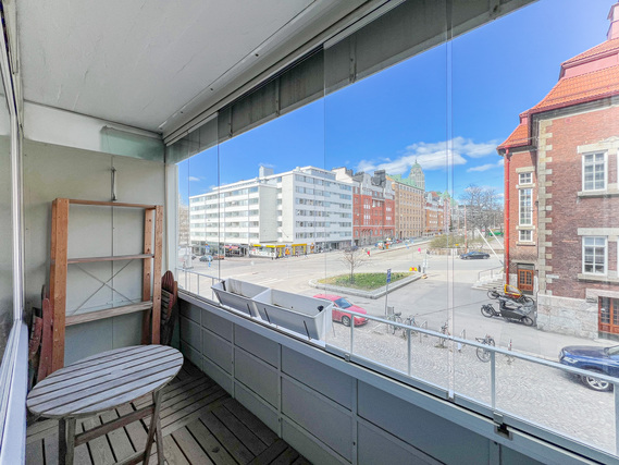 Rental Helsinki Kallio 2 rooms Läpitalonhuoneisto Karhupuiston kupeessa. Olohuoneesta on pääsy lasitetulle parvekkeelle.