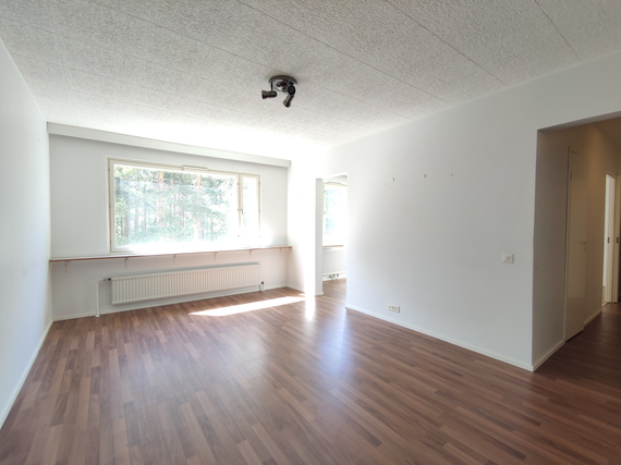 Rental Heinola Tommola 2 rooms Ylimmän kerroksen koti, jossa ikkunat katsovat vehreän takapihametsän suuntaan kaakkoon.