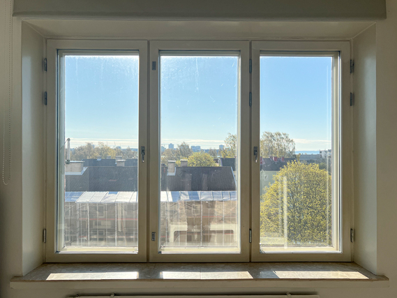 Vuokra-asunto Helsinki Lauttasaari Yksiö Kuudennen kerroksen valoisa ja tunnelmallinen koti kattojen yllä Lauttasaaressa.