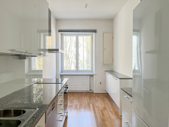 Rental Helsinki Taka-Töölö 2 rooms Upea läpitalonkoti, jossa nautitaan avarasta valoisuudesta sekä ruhtinaallisesta säilytystilasta!