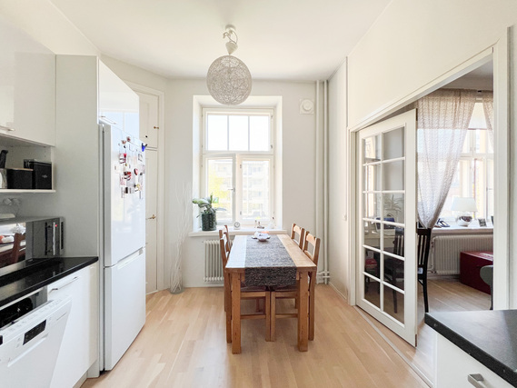 Vuokra-asunto Helsinki Sörnäinen Yksiö Tyylikäs ja erittäin tilava city-yksiö kauniissa jugend-talossa.