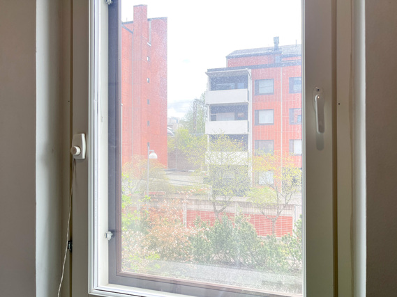 Vuokra-asunto Helsinki Lassila Yksiö Viihtyisä toisen kerroksen koti aivan juna-aseman vieressä.