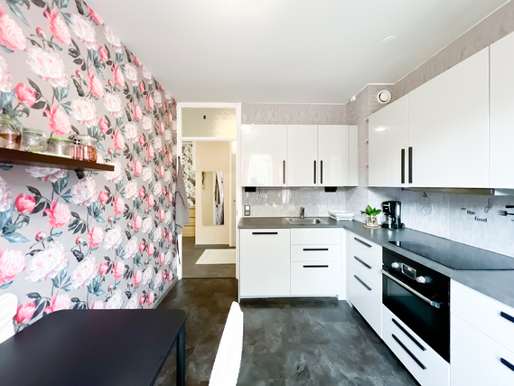 Rental Tampere Hervanta 3 rooms Tilava perhekoti lasitetulla parvekkeella ja kahdella vaatehuoneella varustettuna.