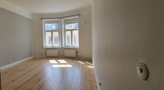 Vuokra-asunto Helsinki Ullanlinna Kaksio Katunäkymä porttikongin edestä rannan suuntaan.