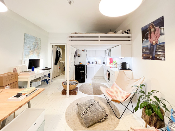 Rental Helsinki Punavuori 1 room Ylimmän kerroksen tilava yksiö, jossa iso parvi antaa entisestään paljon lisätilaa.