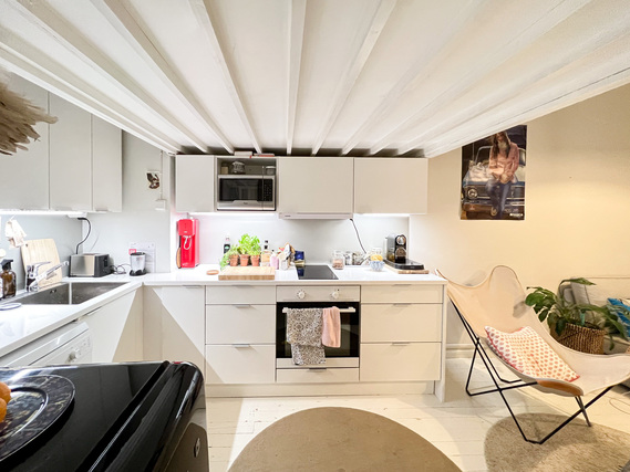 Rental Helsinki Punavuori 1 room Ylimmän kerroksen tilava yksiö, jossa iso parvi antaa entisestään paljon lisätilaa.